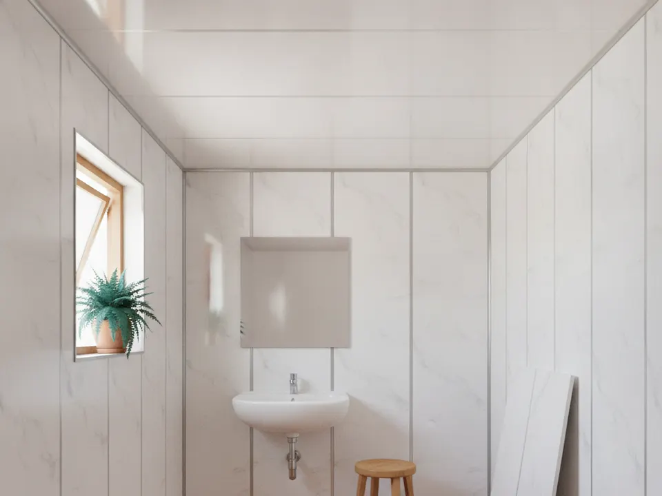 Ilustración de un baño con las paredes forradas de láminas de PVC tipo mármol blanco y una lámina todavía sin instalar